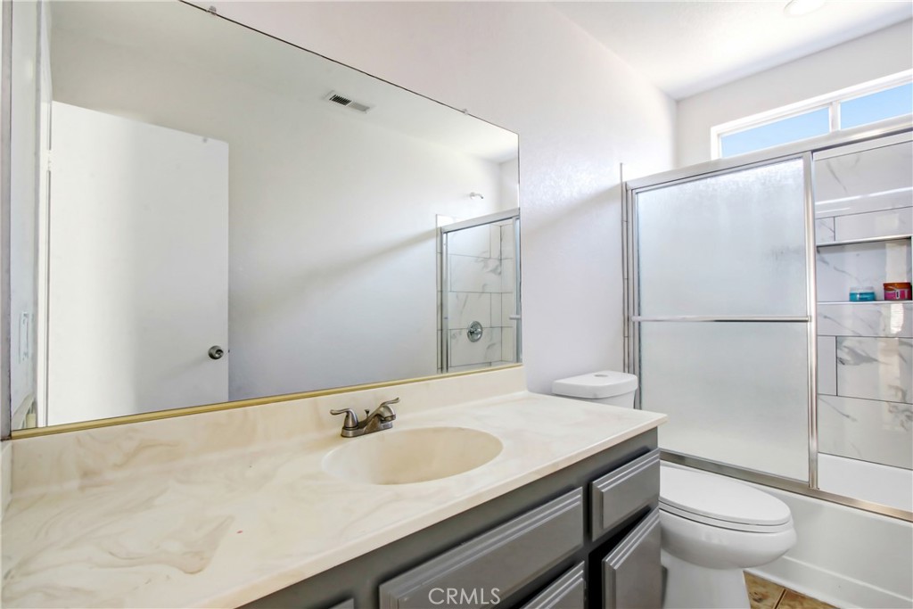 1142 W King Street Property Photo 8