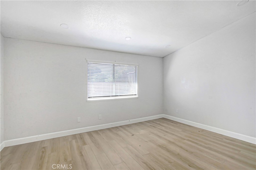 1142 W King Street Property Photo 9