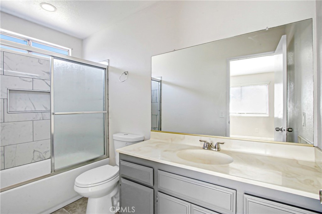 1142 W King Street Property Photo 11