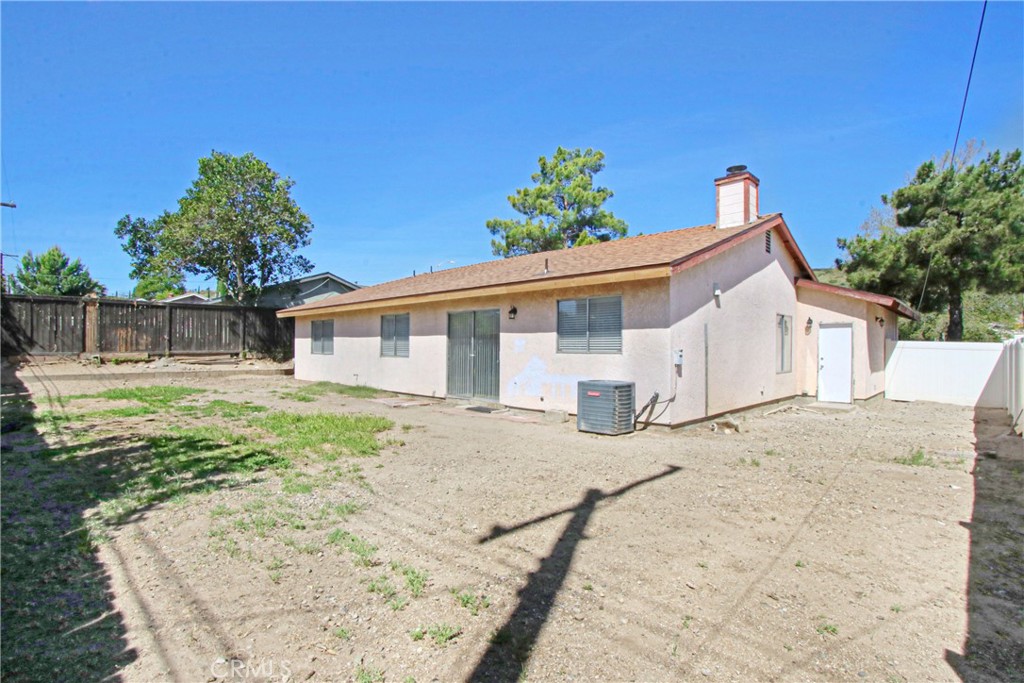 1142 W King Street Property Photo 12