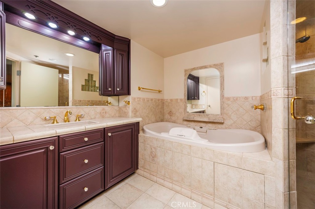 525 E Seaside Way 807 Property Photo 25