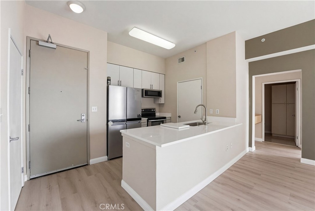 488 E Ocean 1518 Property Photo 9