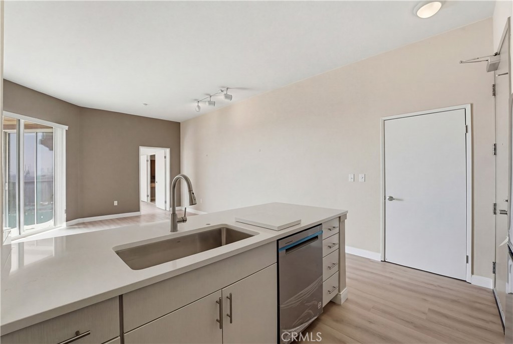 488 E Ocean 1518 Property Photo 10