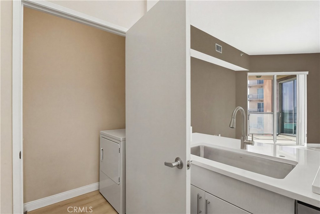 488 E Ocean 1518 Property Photo 11