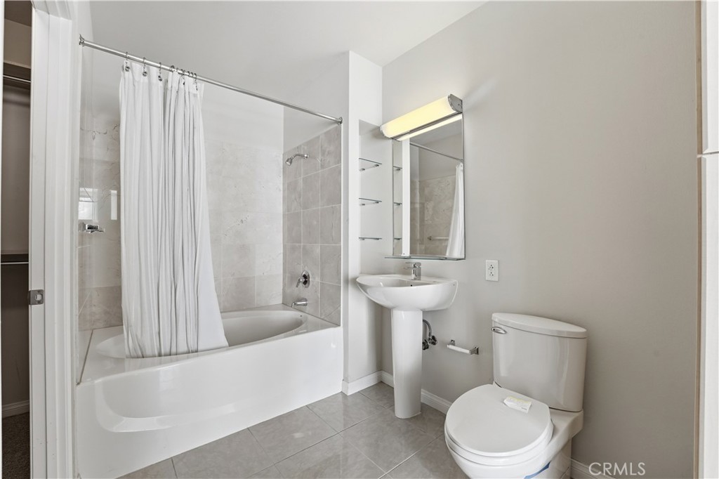 488 E Ocean 1518 Property Photo 21