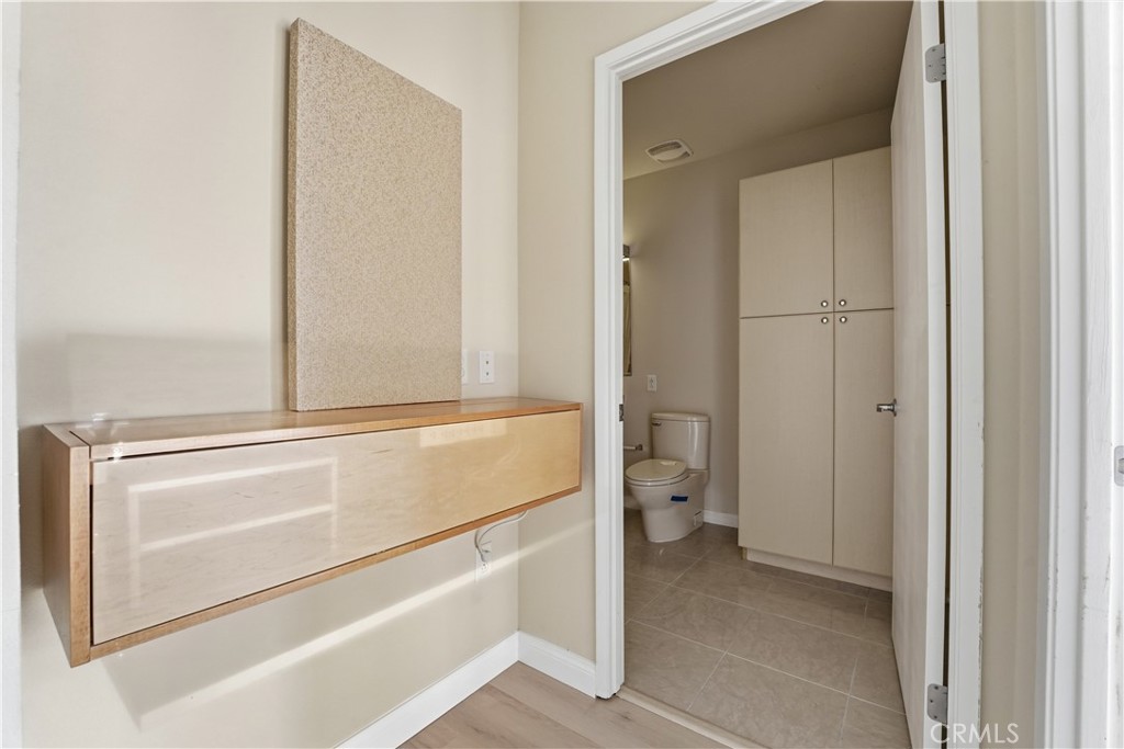 488 E Ocean 1518 Property Photo 23