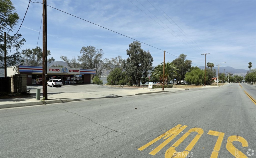 1006 W Graham Avenue Property Photo 3
