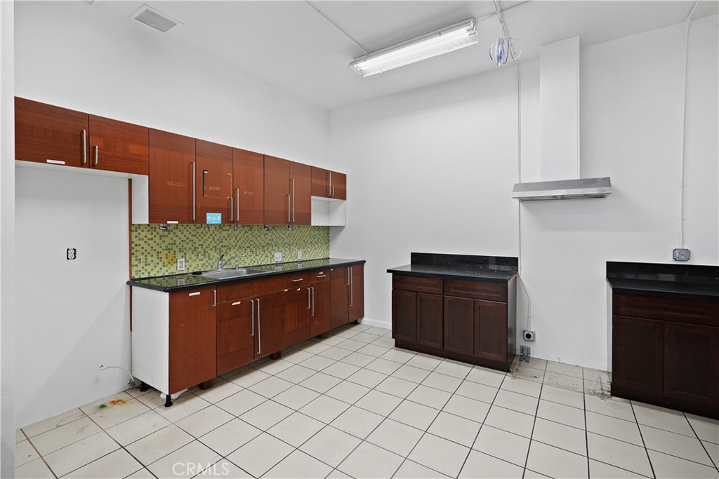 2215 N Broadway Property Photo 38