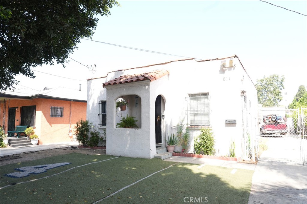 611 W 91st Property Photo 1