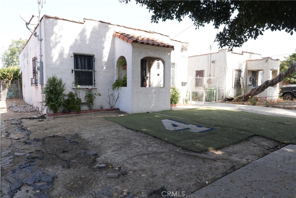611 W 91st Property Photo 3