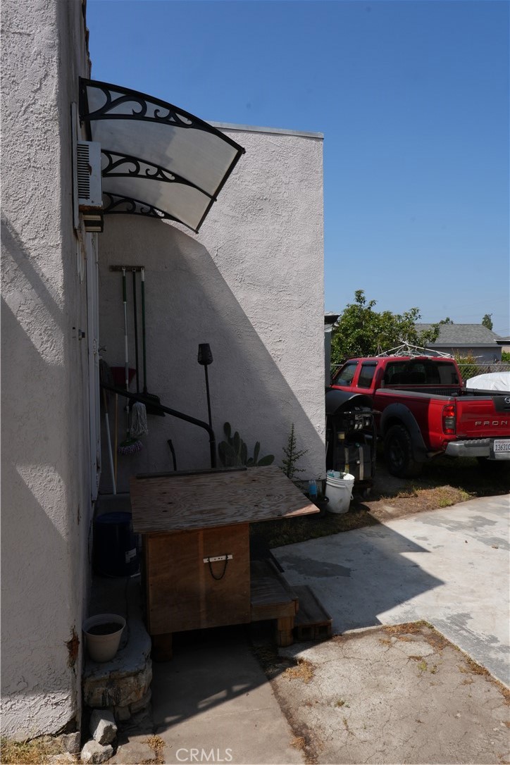 611 W 91st Property Photo 11