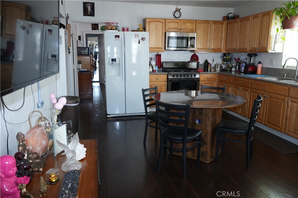 611 W 91st Property Photo 24