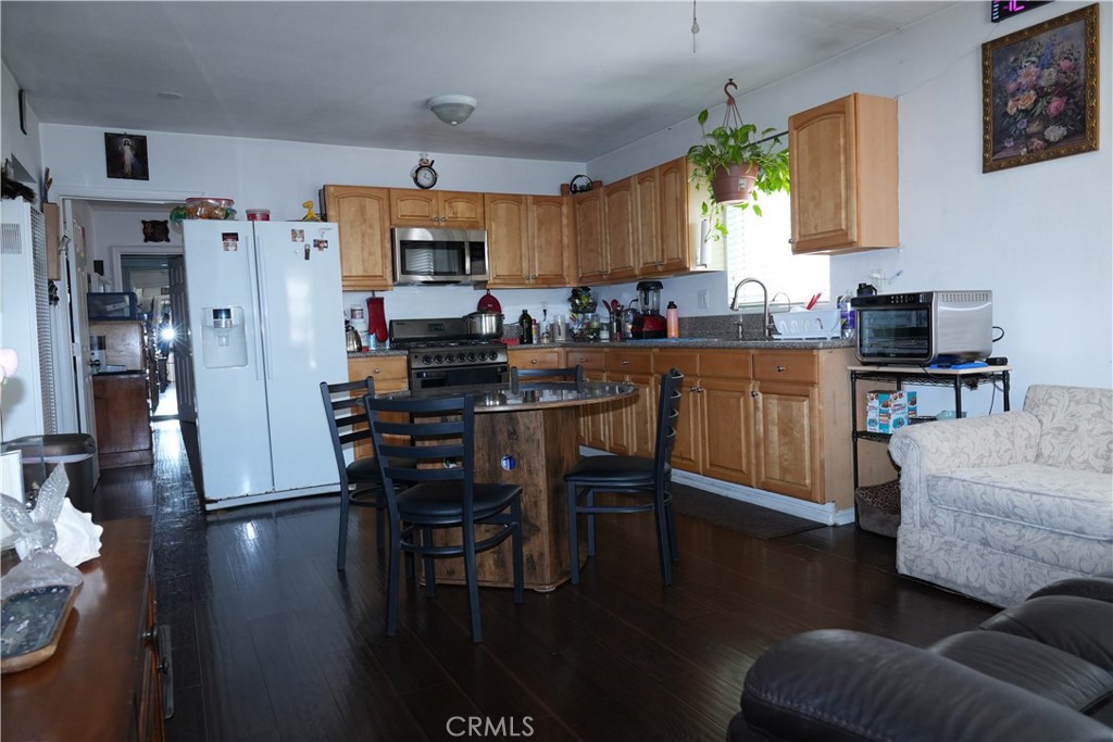611 W 91st Property Photo 26