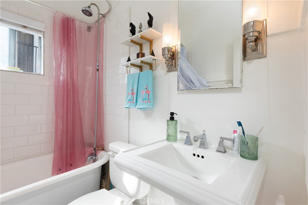 1738 E 4th Street 15 Property Photo 8
