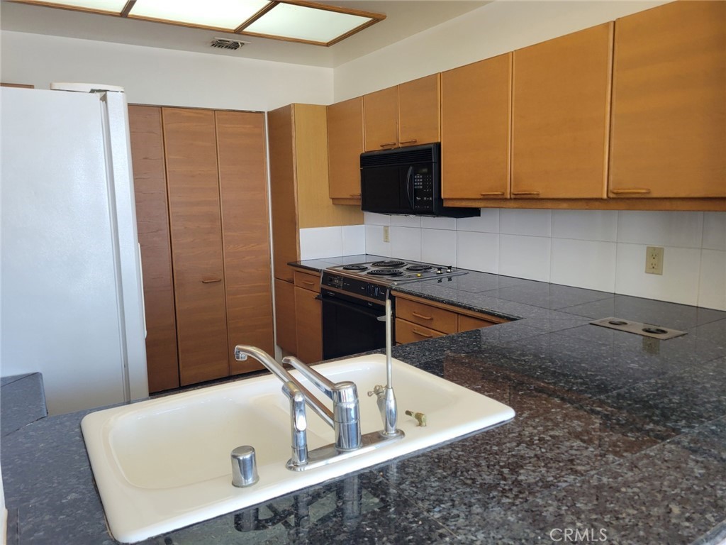 1310 E Ocean 905 Property Photo 25