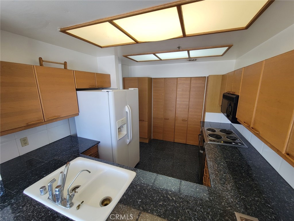 1310 E Ocean 905 Property Photo 26