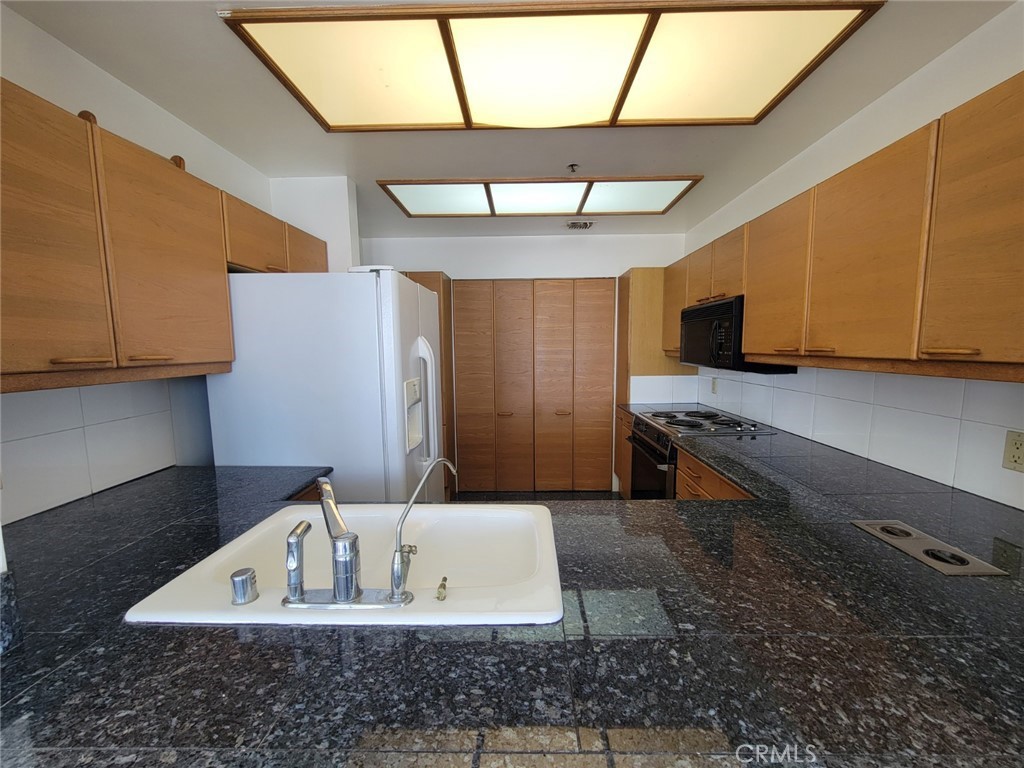 1310 E Ocean 905 Property Photo 27