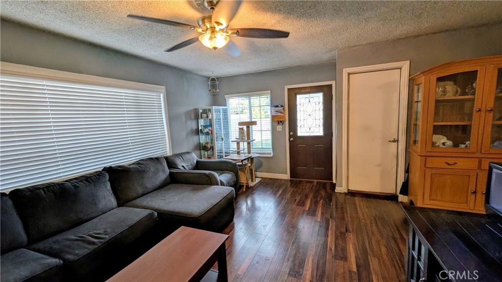 417 W Pear Property Photo 4