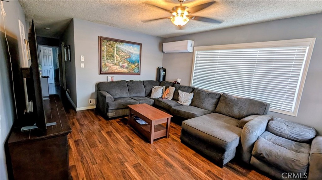 417 W Pear Property Photo 5