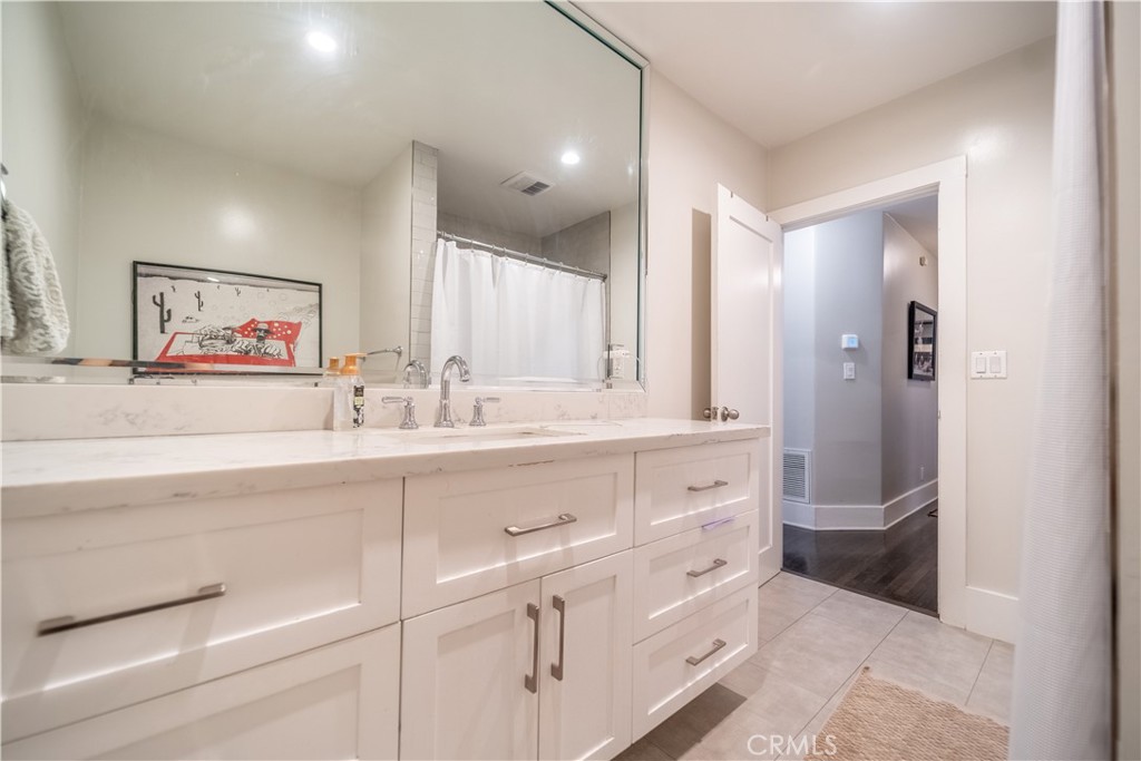 580 N Holliston Avenue Property Photo 6