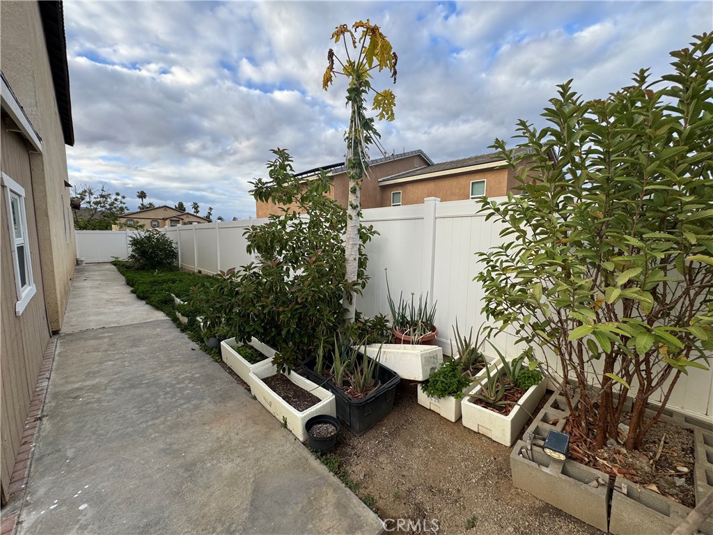 11742 Connell Property Photo 44
