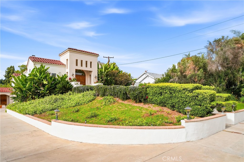 270 Flowerfield Property Photo 3