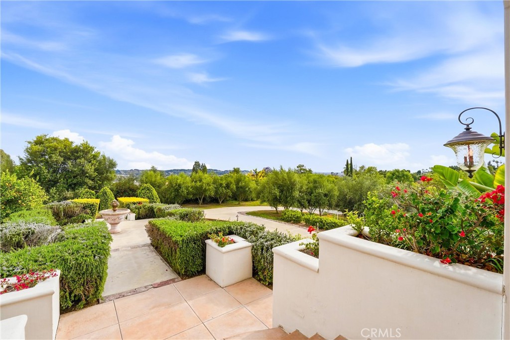 270 Flowerfield Property Photo 8