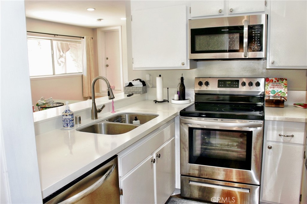 1049 W Pine C Property Photo 4