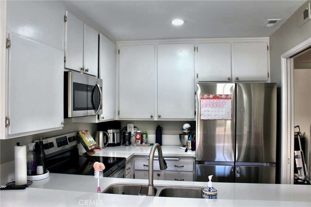 1049 W Pine C Property Photo 6