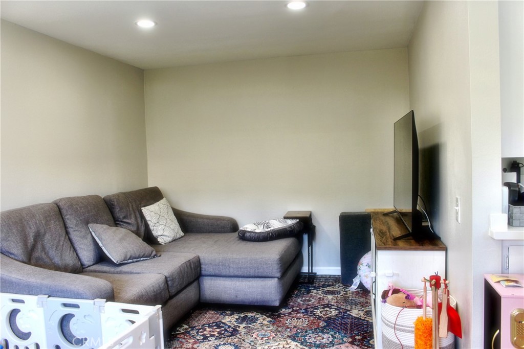 1049 W Pine C Property Photo 8