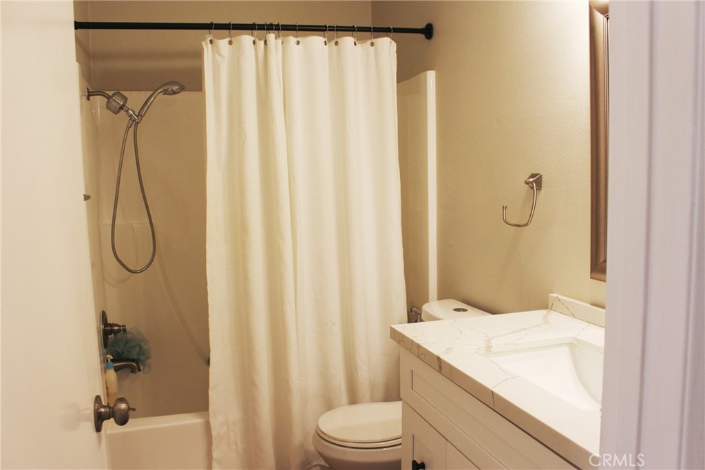 1049 W Pine C Property Photo 12