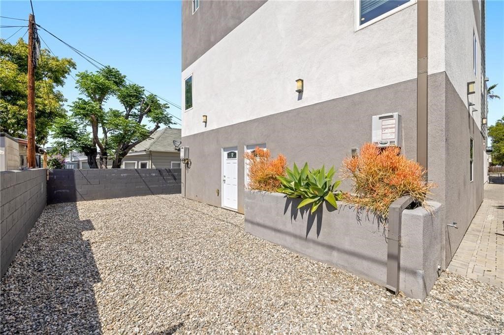 1143 1/2 Irolo St Property Photo 10