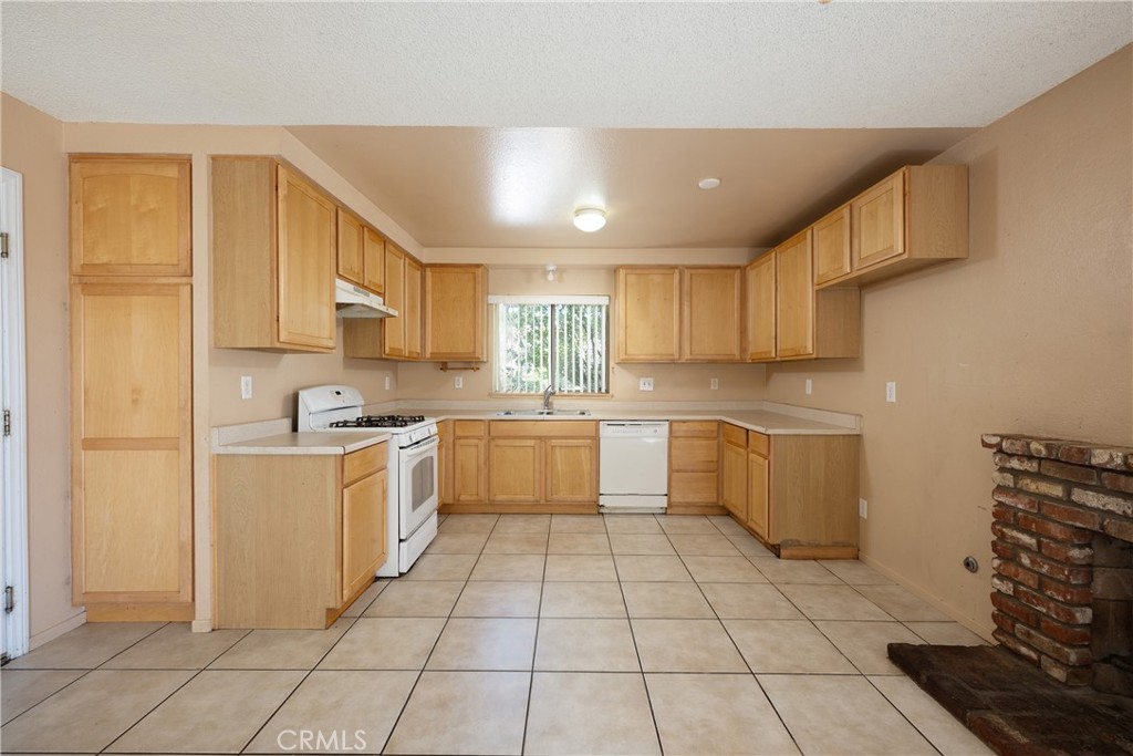 1589 Camelot Property Photo 11