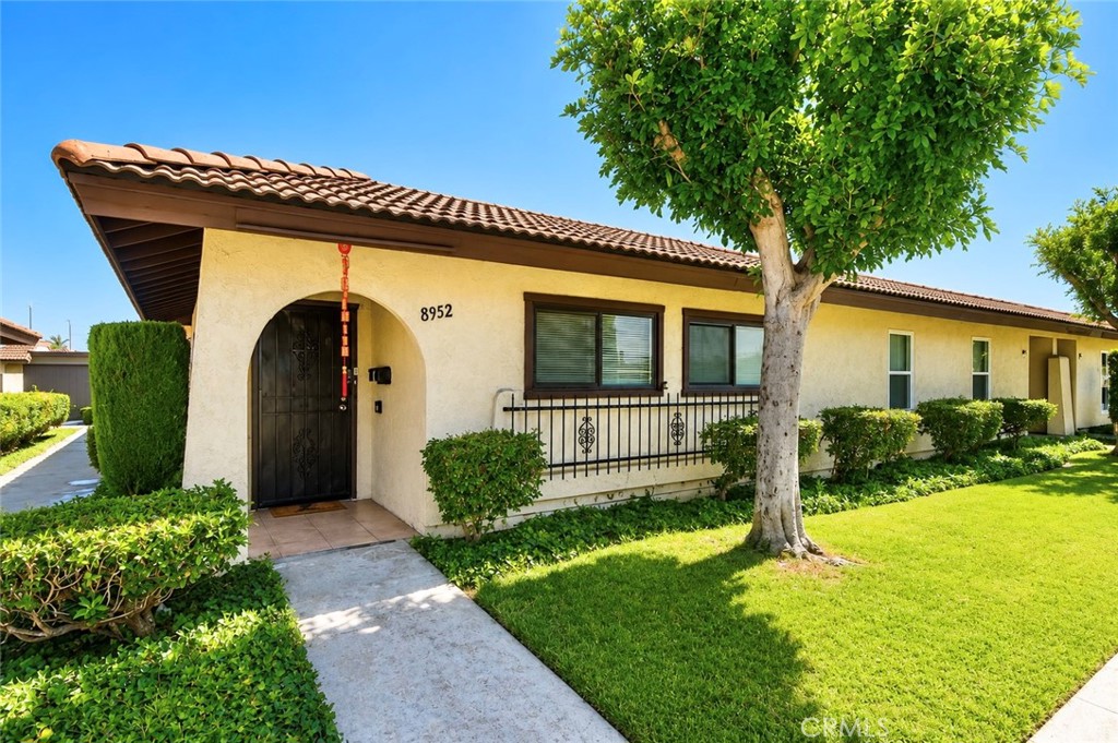 8952 Barcelona Property Photo 2