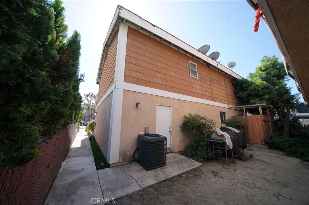 1735 Orizaba Avenue Property Photo 4