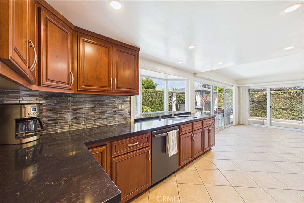 5089 Saratoga Avenue Property Photo 4