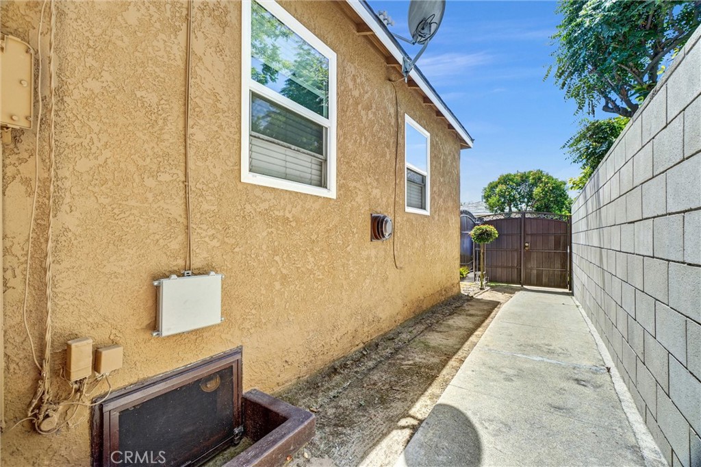 1065 E 19th Property Photo 20