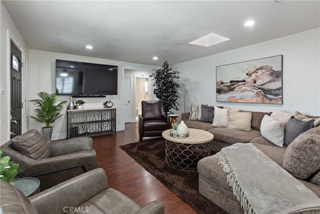 834 S Riverside Avenue Property Photo 3