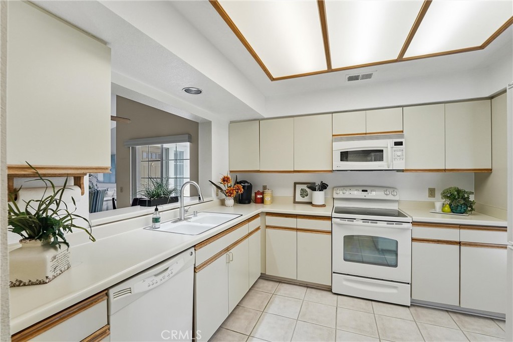 128 Desert Falls Drive E Property Photo 12