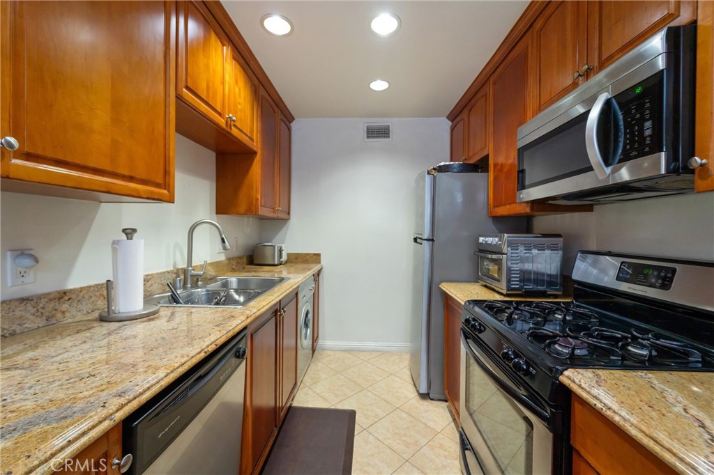 551 W Stocker Street 3 Property Photo 5