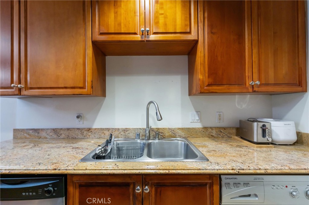 551 W Stocker Street 3 Property Photo 6