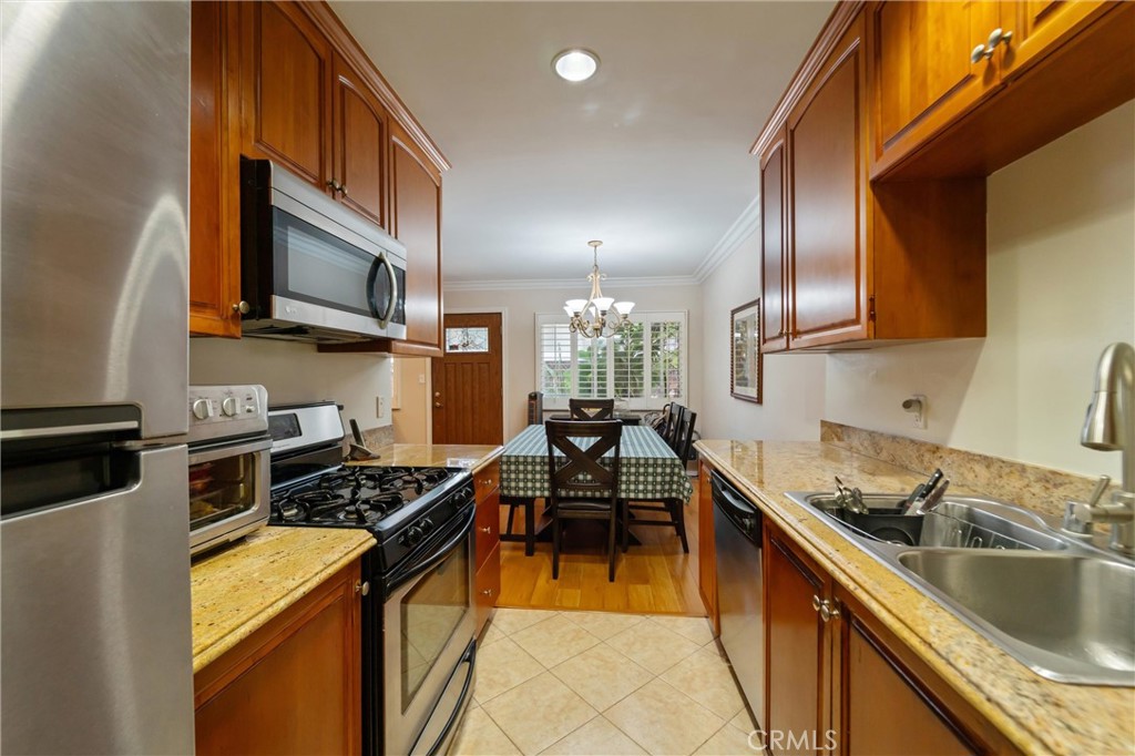 551 W Stocker Street 3 Property Photo 7