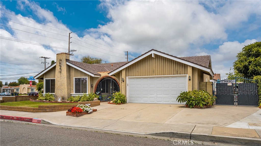 915 E La Veta Avenue Property Photo 1