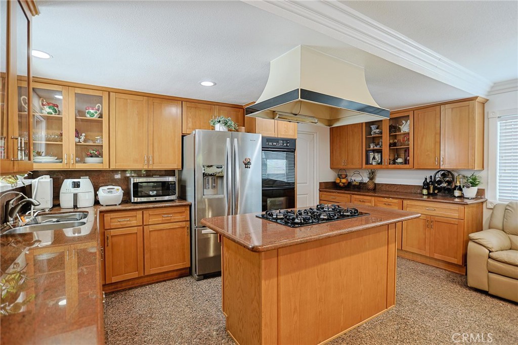 25532 Charlemagne Property Photo 7