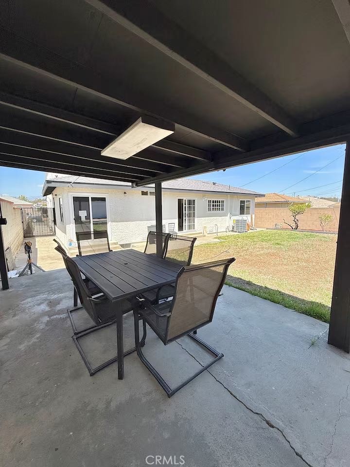 150 E Floral Property Photo 41