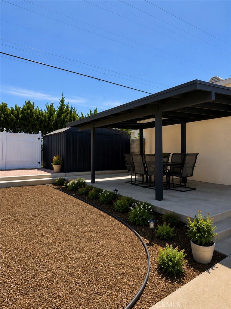 150 E Floral Property Photo 43