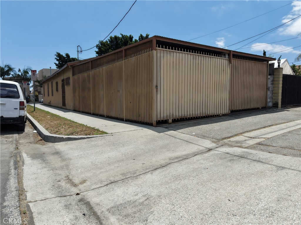1327 E Mauretania Property Photo 3