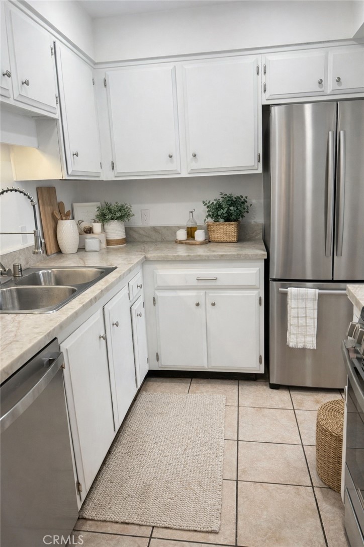 1765 W Glenoaks Property Photo 3