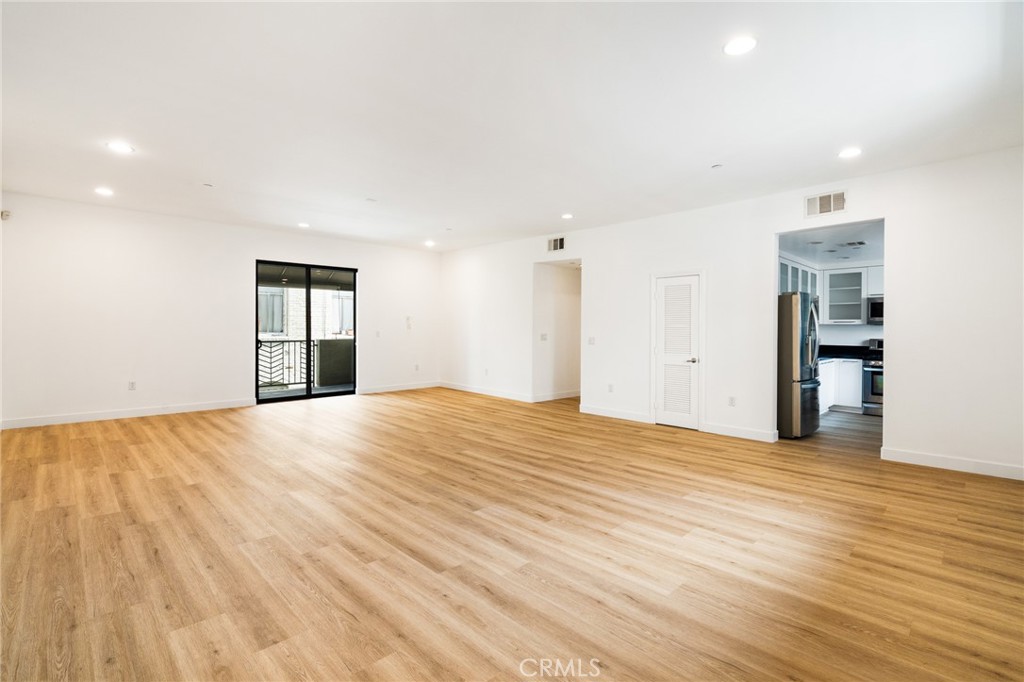230 S Jackson 309 Property Photo 6