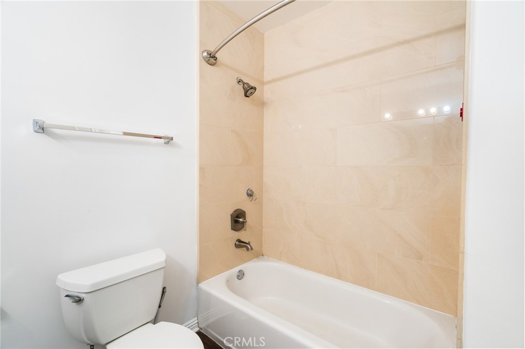 230 S Jackson 309 Property Photo 12